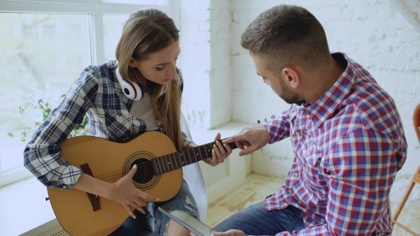 Top 5 plateformes de cours de guitare personnalisés à Avignon