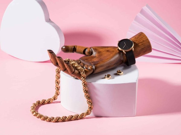 Comment créer un atelier de fabrication de bijoux à partir de matériaux recyclés?